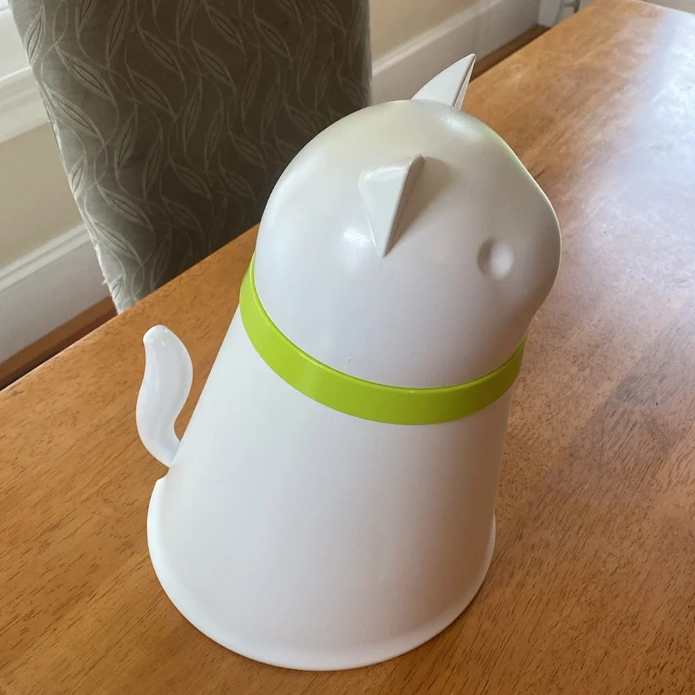 Qualy Design White Cat Food Bowl with cover